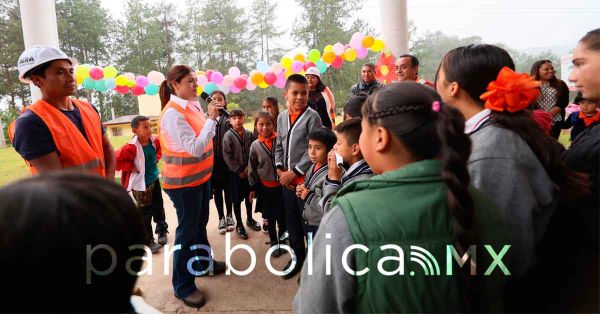 Entrega Bety Sánchez techado y red eléctrica en Tlalixtlipa