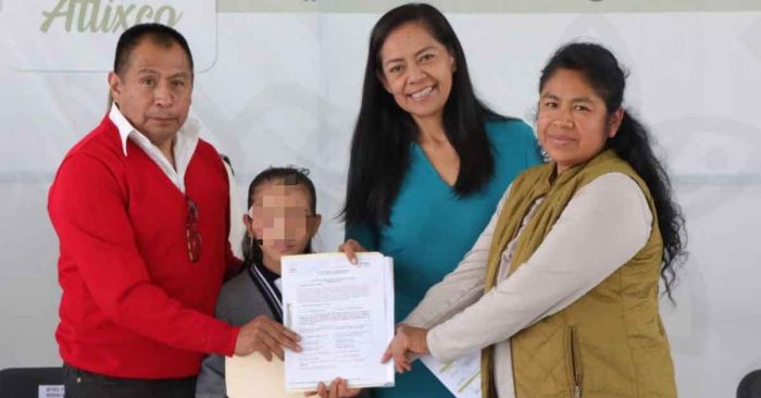Entrega Ariadna Ayala rehabilitación de cancha escolar en Atlixco