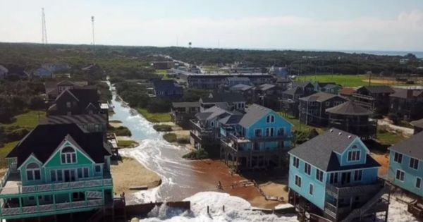 Provoca Hurac&aacute;n "Erin" inundaciones costeras en Carolina del Norte