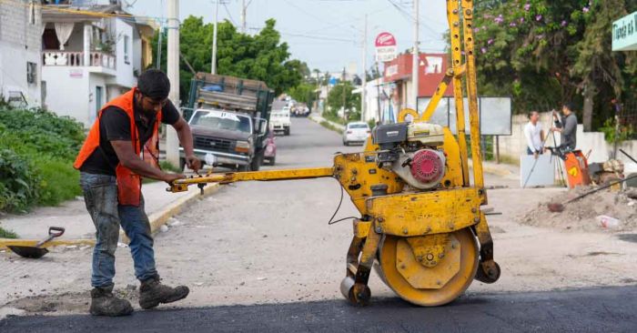 Avanza ayuntamiento de Puebla con campaña de bacheo en Azumiatla