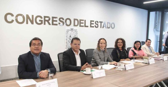 Avalan en comisión declarar el 2025 Año del Bicentenario de la Constitución de 1825