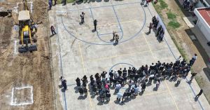 Arranca Omar Muñoz construcción de arco techo en bachillerato