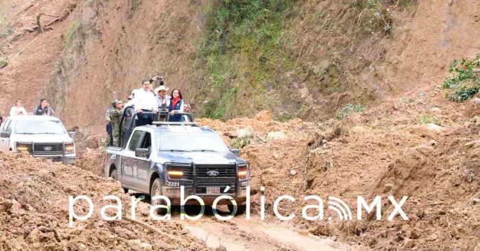 Recorren Armenta y Leticia Ramírez caminos reabiertos en Tlacuilotepec
