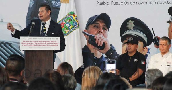Entrega gobernador apoyos a polic&iacute;as y anuncia m&aacute;s incentivos