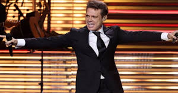 Debe Luis Miguel m&aacute;s de 6 millones de pesos a piloto por vuelos privados