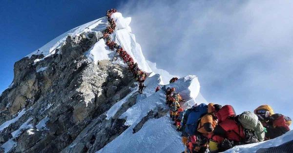 Podr&aacute;n escalar el Everest solo escaladores experimentados