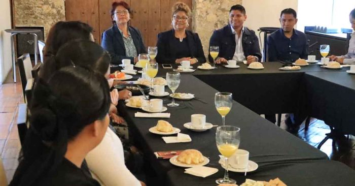 Se re&uacute;nen Omar Mu&ntilde;oz y Tere Alfaro con directoras de los 12 CAIC