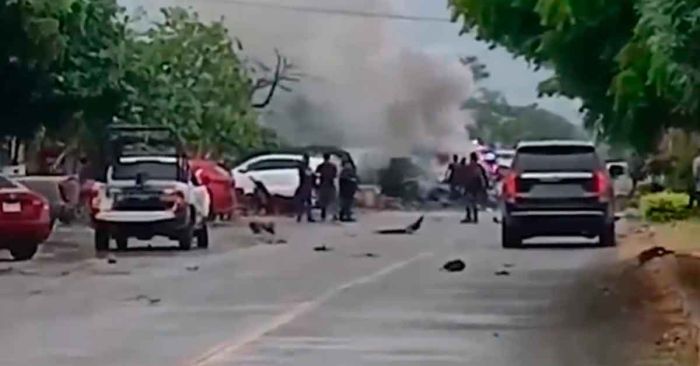 Explota coche bomba en oficinas de la Polic&iacute;a Comunitaria de Coahuayana, Michoac&aacute;n