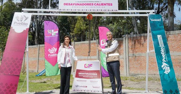 Colocan MariElise Budib y Pepe Chedraui primera piedra de desayunadores escolares