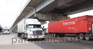 Bloquean transportistas la México-Puebla