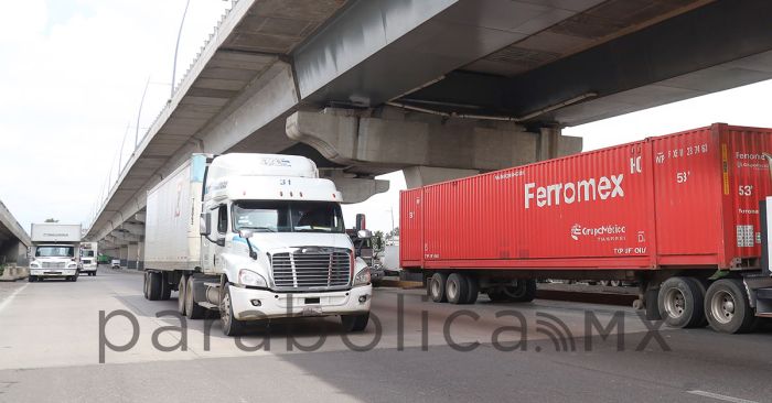 Bloquean transportistas la México-Puebla