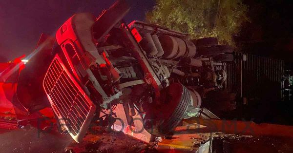 Vuelca tr&aacute;iler en la M&eacute;xico-Puebla; cierran la autopista en ambos sentidos