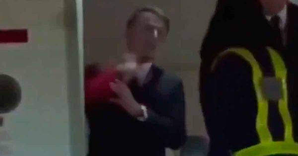 Abofetean a Macron; el presidente franc&eacute;s asegura que fue una broma