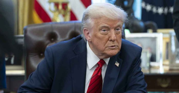Insiste Trump en eliminar exención de impuestos de Harvard