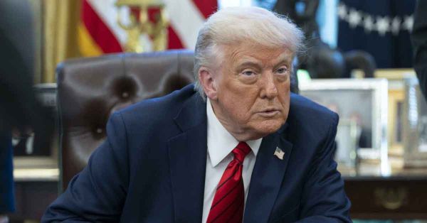 Insiste Trump en eliminar exenci&oacute;n de impuestos de Harvard