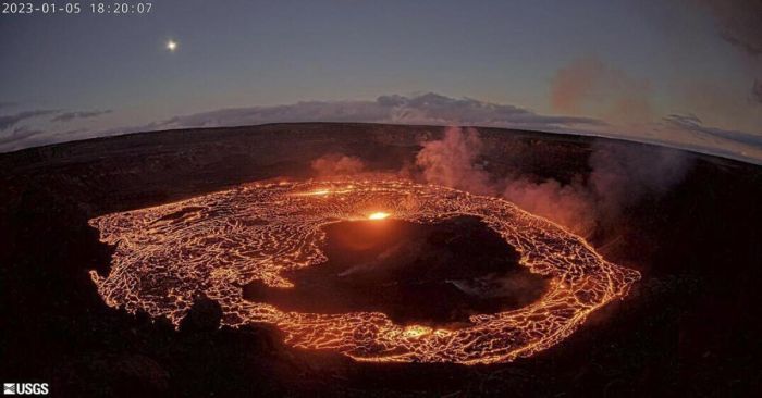 Entra volcán Kilauea en erupción y forma un nuevo lago de lava