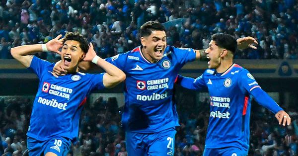 Vence Cruz Azul a Chivas tras falla del Chicharito