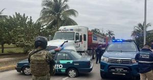 Arrastra tráiler a una patrulla de tránsito en Veracruz