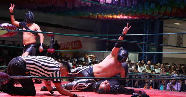 Comparte Ariadna Ayala noche de lucha libre en Feria de Atlixco 2025