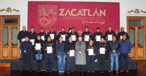 Entrega Bety S&aacute;nchez est&iacute;mulos a polic&iacute;as y agentes de tr&aacute;nsito de Zacatl&aacute;n