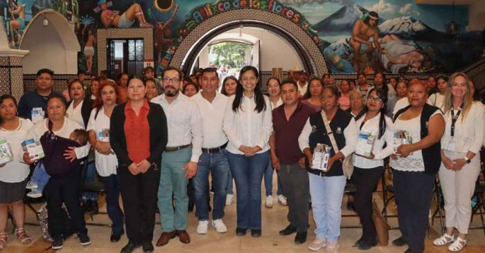 Equipa Ariadna Ayala kits m&eacute;dicos a Casas de Salud de Atlixco