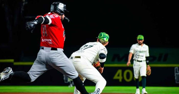 Reparten Pericos y Piratas el doble cartel en el Hermanos Serd&aacute;n