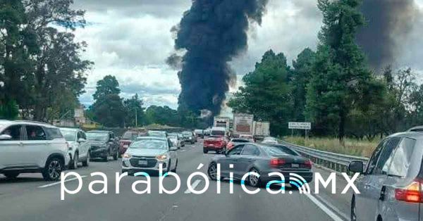 Deja un lesionado explosión de pipa con diésel en la autopista México-Puebla