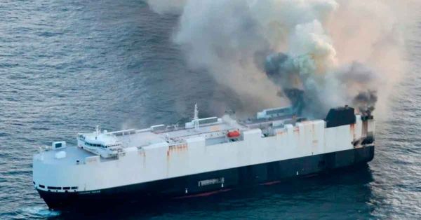 Se hunde buque que transportaba 3 mil autos de China a M&eacute;xico