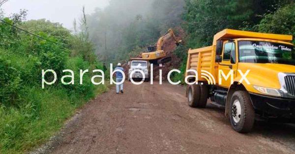 Atiende Infraestructura derrumbe en la carretera en Naupan; concluirán trabajos el jueves