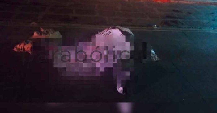 Abandonan dos cadáveres emplayados en mercado 5 de Mayo