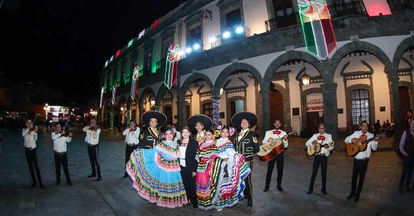 Encabeza Bety Sánchez encendido de luces patrias