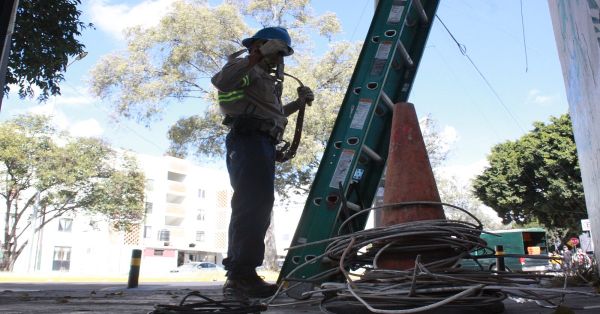 Retiran 12 mil metros lineales de cable sin servicio o en desuso en la U.H. La Margarita
