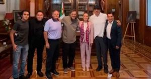 Presenta Sheinbaum tema inédito de Intocable dedicado a los migrantes