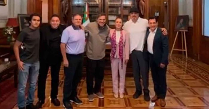 Presenta Sheinbaum tema inédito de Intocable dedicado a los migrantes