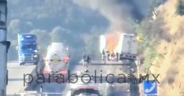 Se incendia un tráiler en el Arco Norte cerca de Calpulalpan