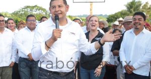 Construyen carreteras con módulos de maquinaria en Tenampulco