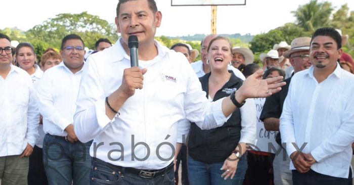 Construyen carreteras con m&oacute;dulos de maquinaria en Tenampulco