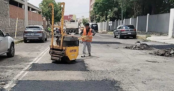 Intensifican campaña de bacheo en Puebla capital