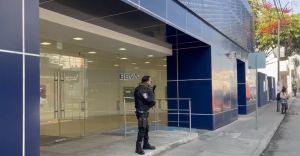 Genera movilización policiaca presunto artefacto explosivo en BBVA en la 25 Poniente