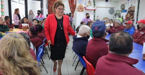 Festeja Tere Alfaro fin de a&ntilde;o con adultos mayores de las Estancias de D&iacute;a de Cuautlancingo