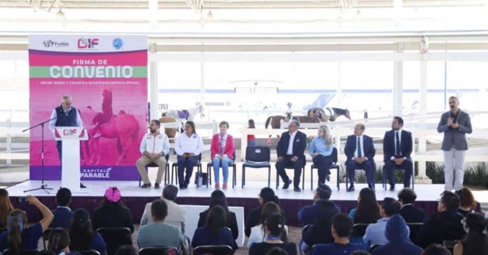 Firma DIF Municipal convenio con Terapias Ecuestres M&eacute;xico