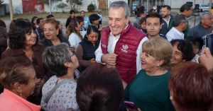 Entrega Pepe Chedraui rehabilitaci&oacute;n vial en la unidad habitacional Loma Bella