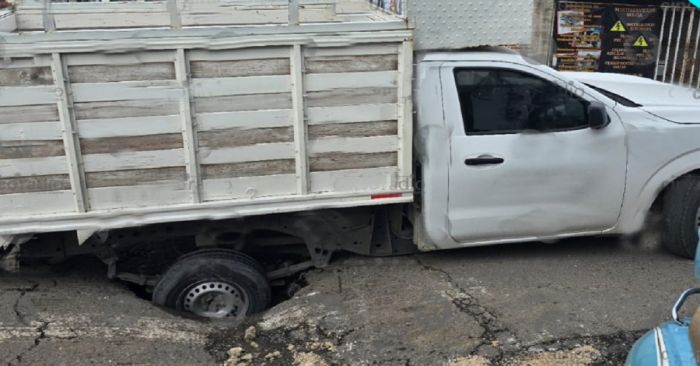 Cae camioneta en un megabache en San Ramón
