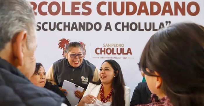 Atiende Tonantzin Fernández a vecinos de San Pedro Cholula en Plaza de la Concordia