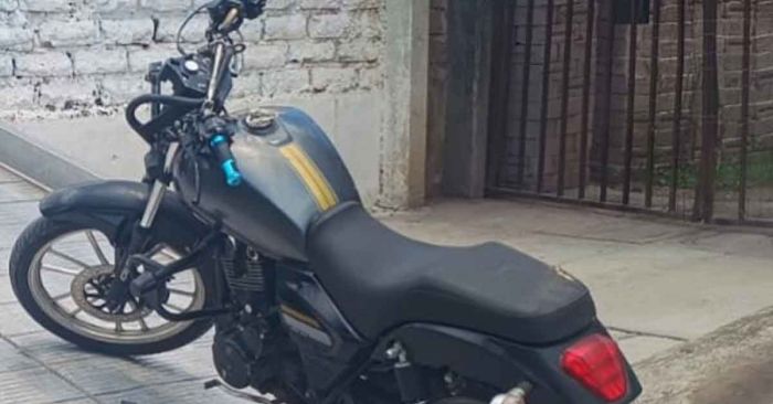 Aseguran polic&iacute;as de Cuautlancingo a presunto narcomenudista y recuperan una motocicleta