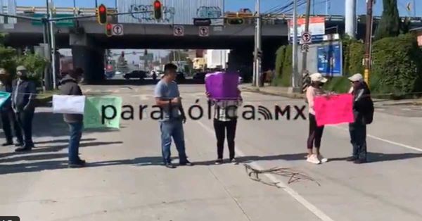 Bloquean padres de familia del CENDI la 11 Sur; generan caos vial