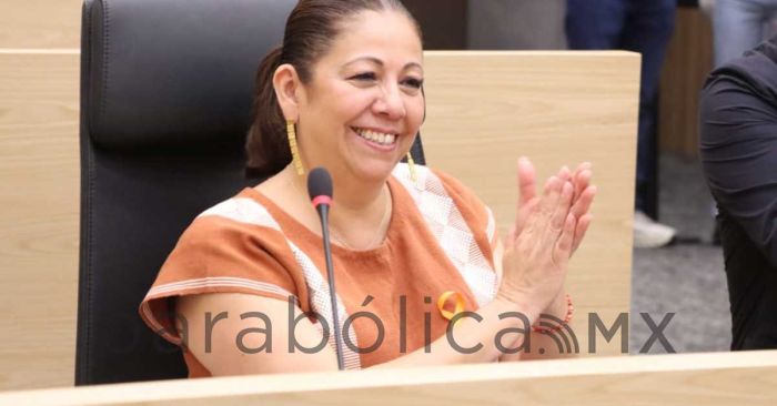 Promueven en el Congreso de Puebla reconocimiento a maestras y maestros