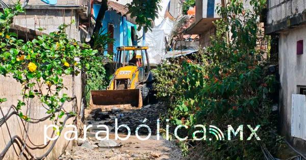 Mantiene Gobierno estatal atenci&oacute;n a familias de Chicontla; sigue despliegue de maquinaria