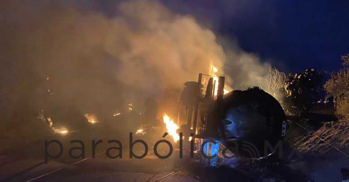 Vuelca pipa y provoca incendio en la autopista Acatzingo-Ciudad Mendoza
