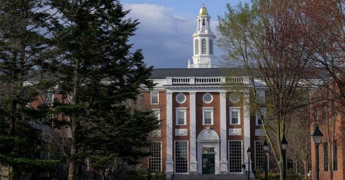 Ilegal, suspensión de visas a estudiantes extranjeros: Harvard